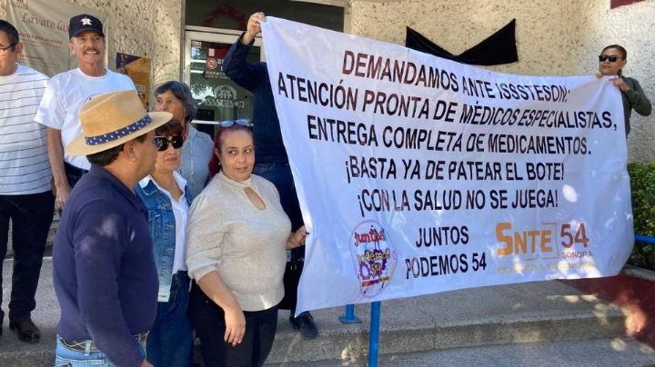Por falta de doctores y medicinas, jubilados del SNTE se manifiestan en Isssteson