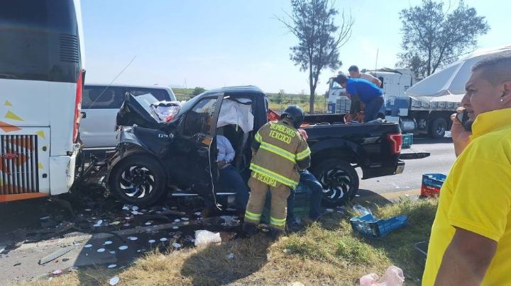 Aparatoso accidente en la autopista Peñón-Texcoco deja como saldo 16 lesionados