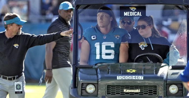 Trevor abandona el campo en el 'carrito de las desgracias'