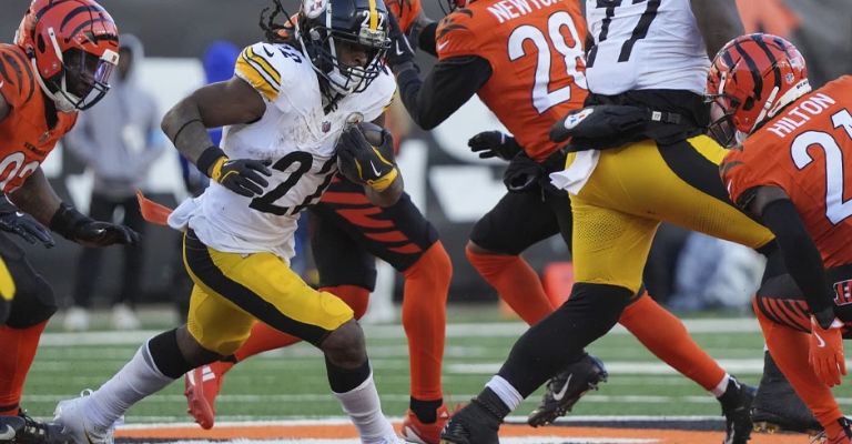 Najee Harris se escapa hasta la zona de anotación