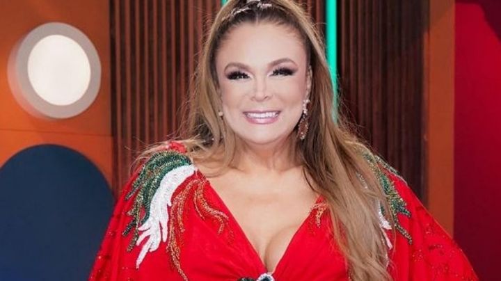 Captan bochornoso momento de Brenda Bezares en cámara; la corren de alfombra roja