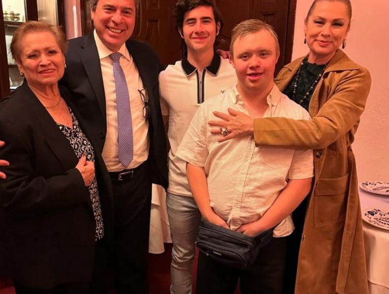 Hijo de Leticia Calderón se gradua de la universidad