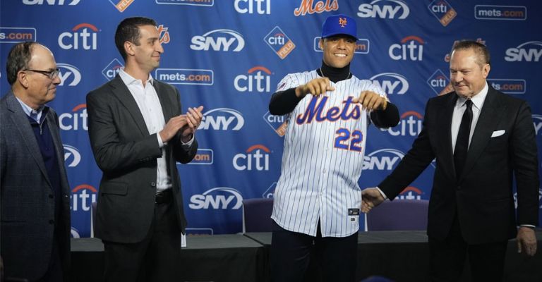 Soto acompañado por Boras, Cohen y Stearns