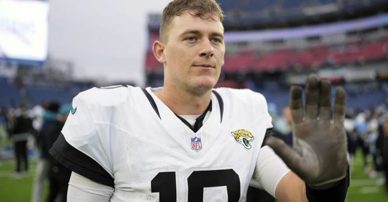 Mac Jones está en los controles, tras la baja de Lawrence