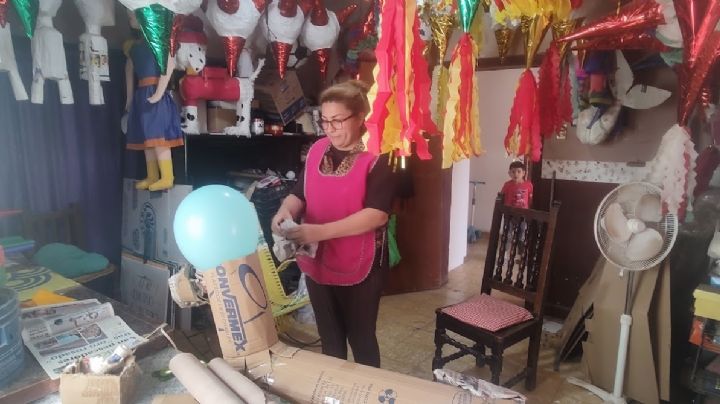 Ciudad Obregón: Isabel, artesana que mantiene viva la tradición de las piñatas
