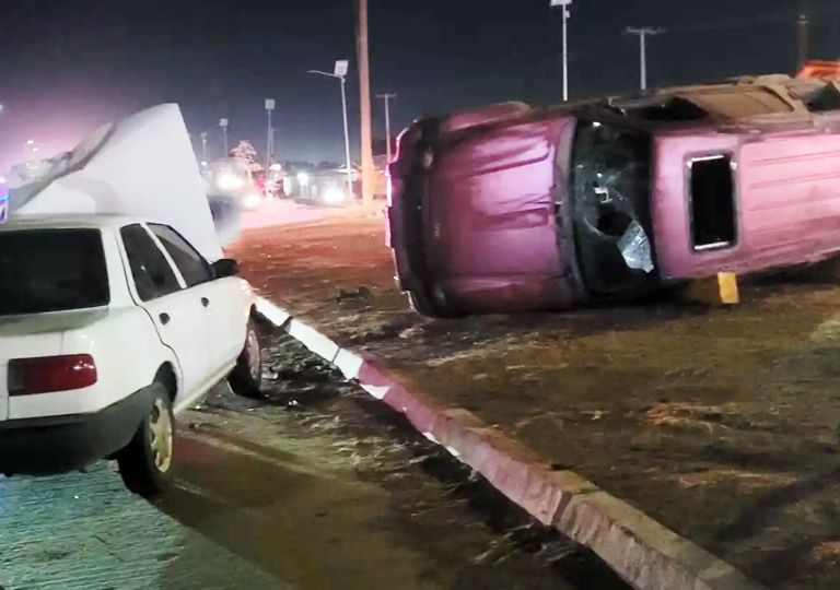 Uno de los autos volcó dentro del camellón de la carretera