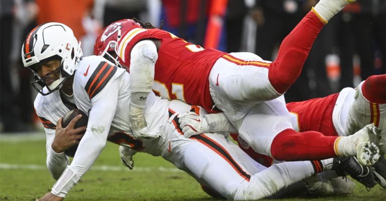 Winston sufrió demasiado anta la defensiva de Kansas