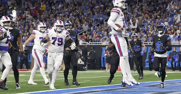 Allen festeja una de sus anotaciones por tierra