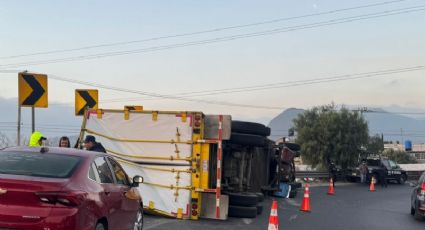 Caos en el Circuito Exterior Mexiquense por volcadura de tráiler en Ecatepec