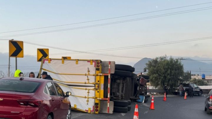 Caos en el Circuito Exterior Mexiquense por volcadura de tráiler en Ecatepec