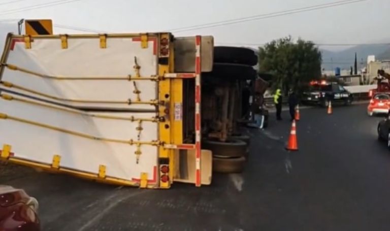 Volcadura en el Circuito Exterior Mexiquense