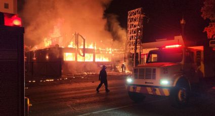 VIDEO: Incendio consume restaurante Mariscos La 20 en Culiacán; autoridades investigan