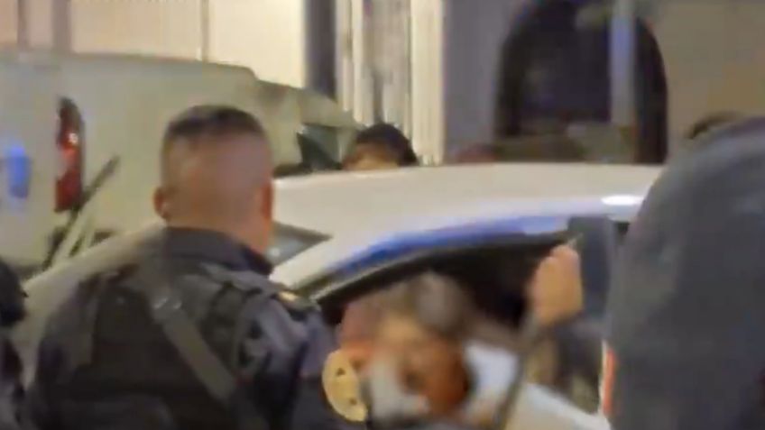 VIDEO: Por evitar el alcoholímetro, mujer choca contra patrulla en la Narvarte; se resiste a arresto