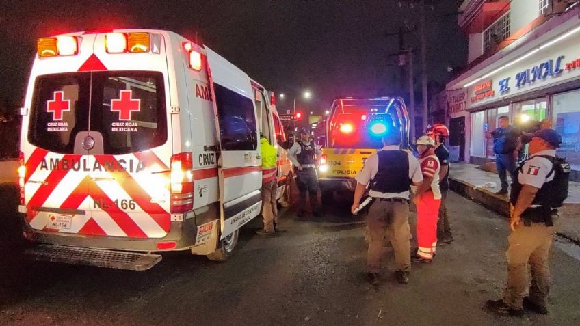 Madrugada violenta en Monterrey: Con un machete, atacan a hombre migrante en la calle