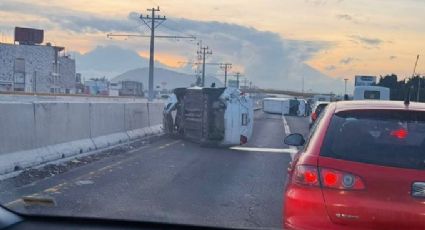 Accidente en la México-Puebla causa caos: Choque entre combi y vehículo particular