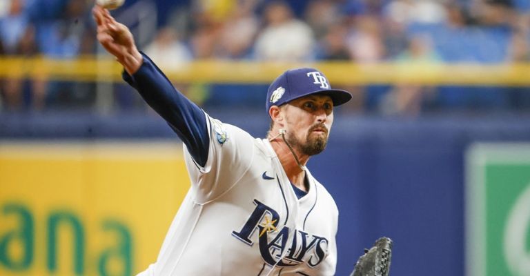 Los Rangers también firmaron al lanzador Armstrong