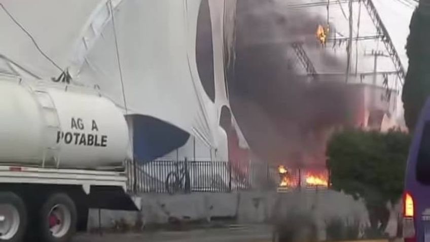 VIDEO: Fuerte incendio consume bazar navideño en Teoloyucan; no hay lesionados