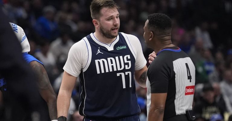 Doncic y los Mavs enfrentan a los Sixers