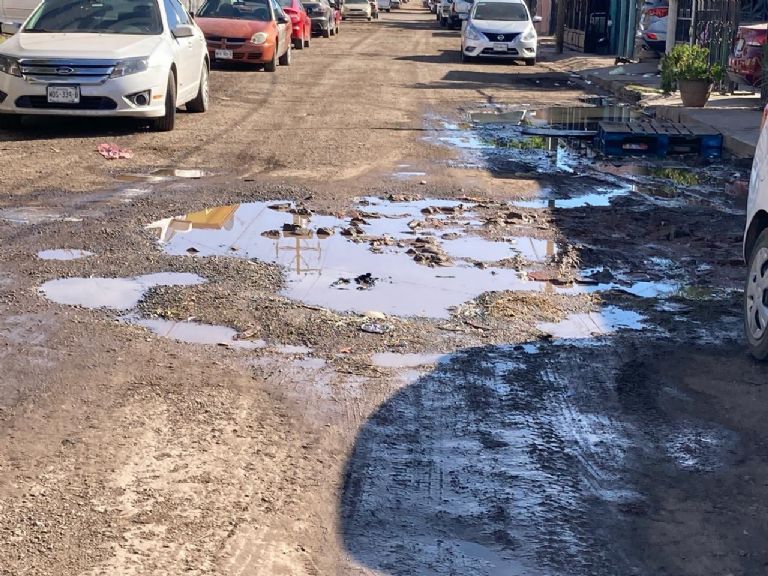 Bloquean vecinos de Valle Dorado calle Valle del Algodón por drenaje colapsado