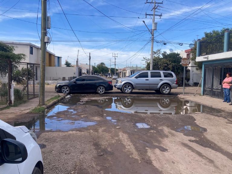 Bloquean vecinos de Valle Dorado calle Valle del Algodón por drenaje colapsado