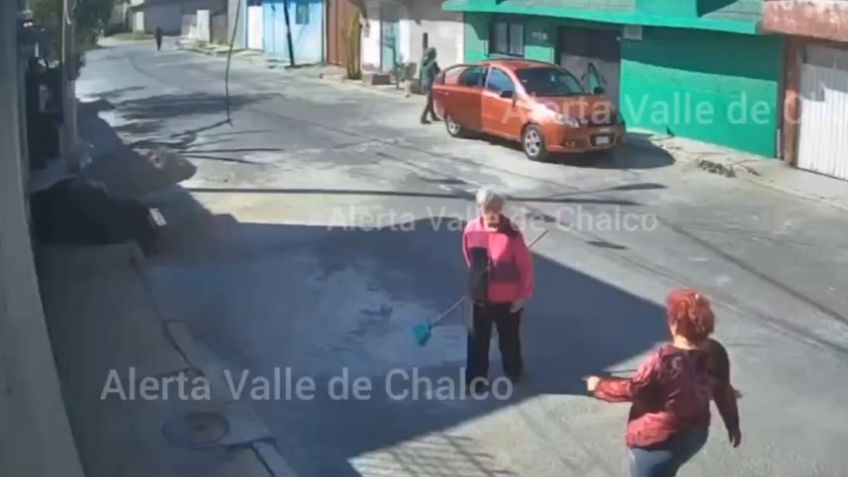 VIDEO: Mujer ataca a golpes a abuelita en Valle de Chalco; tiraba la basura cerca de su casa