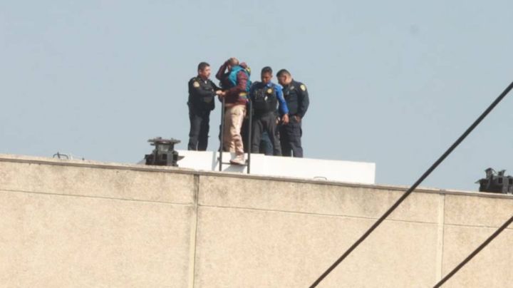 Minutos de tensión: Hombre amenaza con saltar de un hotel en la Gustavo A. Madero