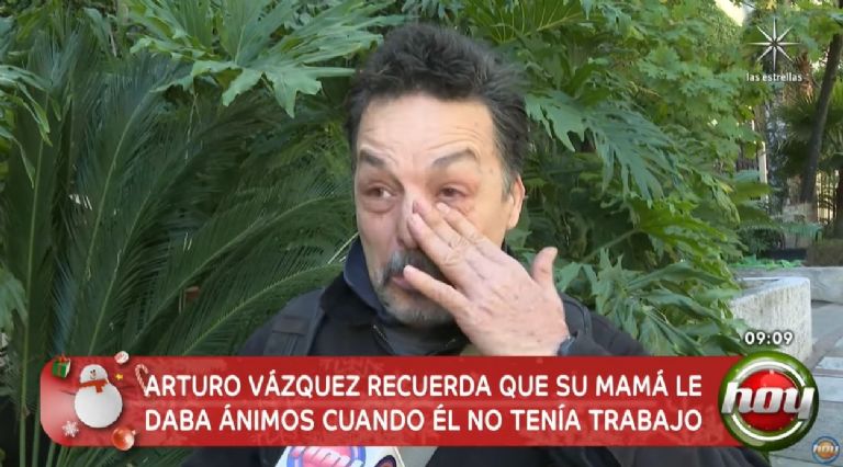 Arturo Vázquez lloró al hablar de su fallecida madre, Isela Vega