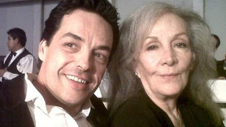 Arturo Vázquez y su fallecida madre, Isela Vega