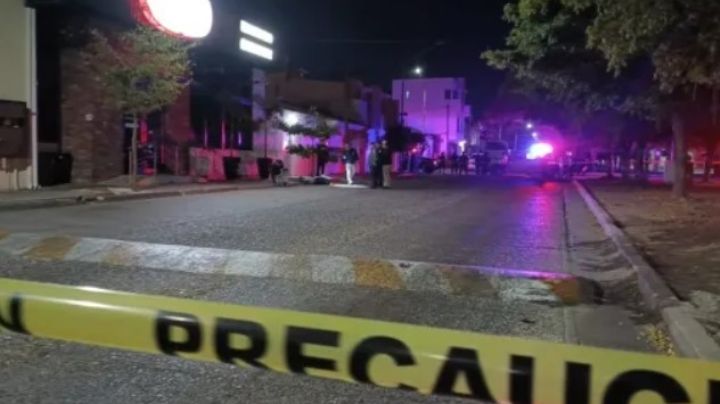 VIDEO: Ejecutan a padre e hijo frente a sushi en Culiacán; dejan dos narcomensajes