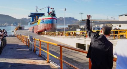 Barco draga ADR-39 construido en Guaymas es botado a la mar durante ceremonia