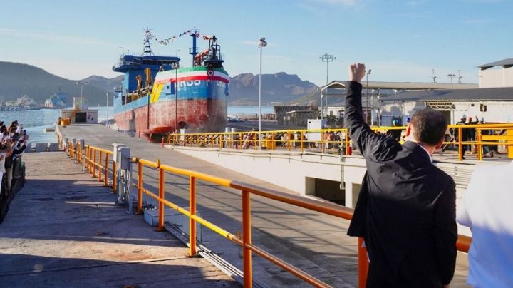 Barco draga ADR-39 construido en Guaymas es botado a la mar durante ceremonia