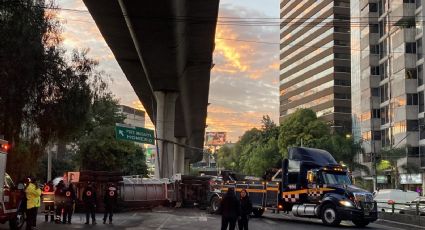 Caos en Periférico por volcadura de pipa; servicios de emergencia en el lugar