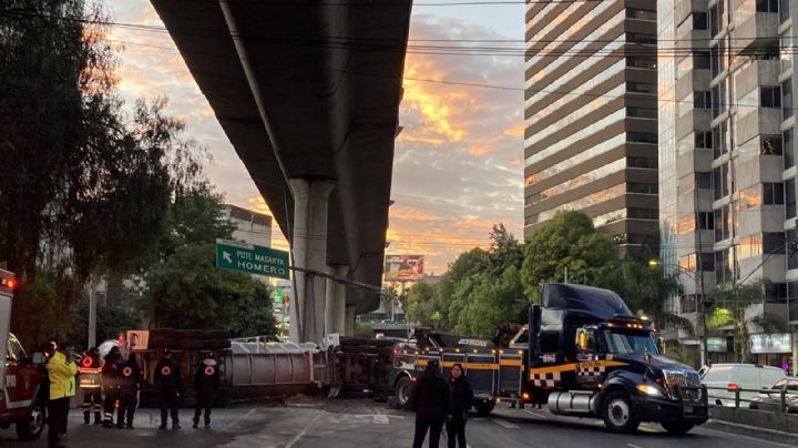 Caos en Periférico por volcadura de pipa; servicios de emergencia en el lugar