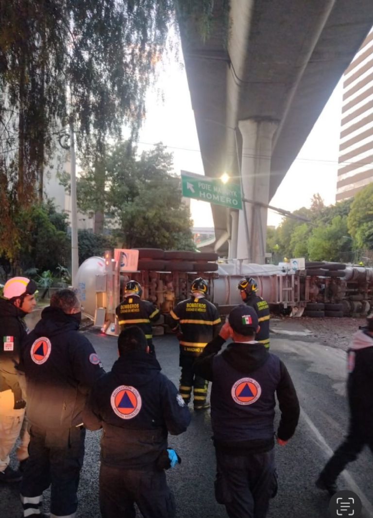 Pipa volcada en Periférico