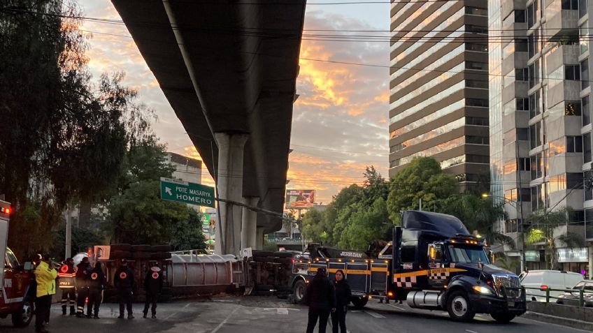 Caos en Periférico por volcadura de pipa; servicios de emergencia en el lugar