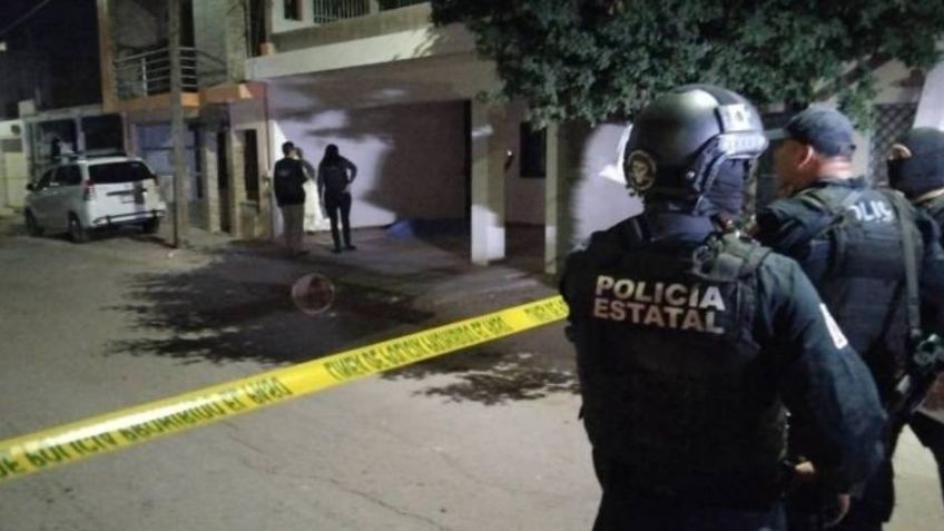 Sicarios ejecutan a un hombre en la cochera de su casa en Culiacán; lo dejan maniatado