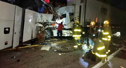 Iban de Ciudad Obregón a Guadalajara: Choque de autobús con tráiler deja muertos y heridos