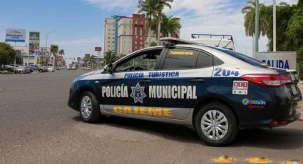 Fuerte accidente en Ciudad Obregón: Motociclista invade carril y se impacta contra un auto