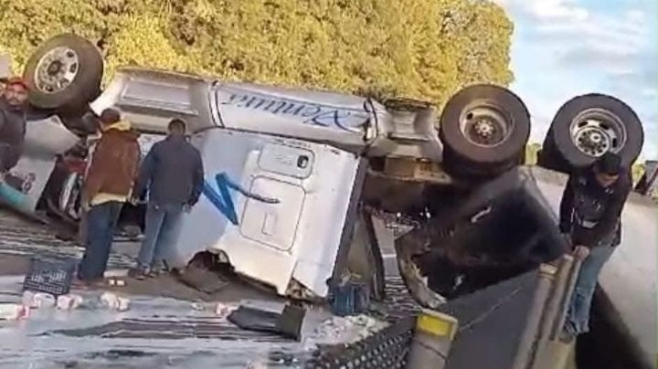 Caos en la autopista México-Puebla: Tráiler volcado provoca cierre en la vialidad