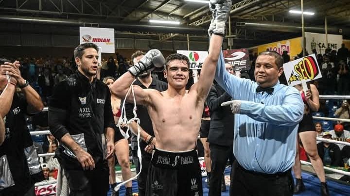 Erick Hernández luce 'Elegante' en casa y cierra el año noqueando al 'Chapo' Castro