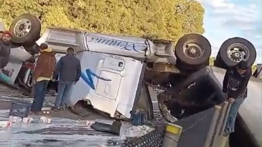 Caos en la autopista México-Puebla: Tráiler volcado provoca cierre en la vialidad