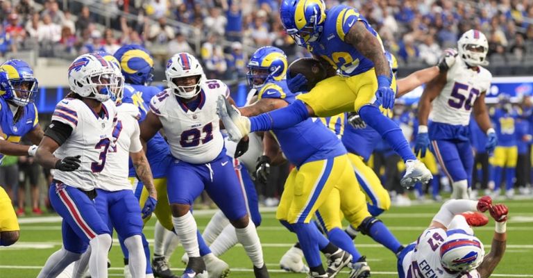 Kyren Williams celebra su anotación