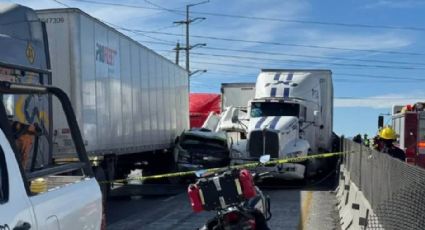 Tragedia en Nuevo León: Tras choque múltiple, mujer queda prensada entre tráileres