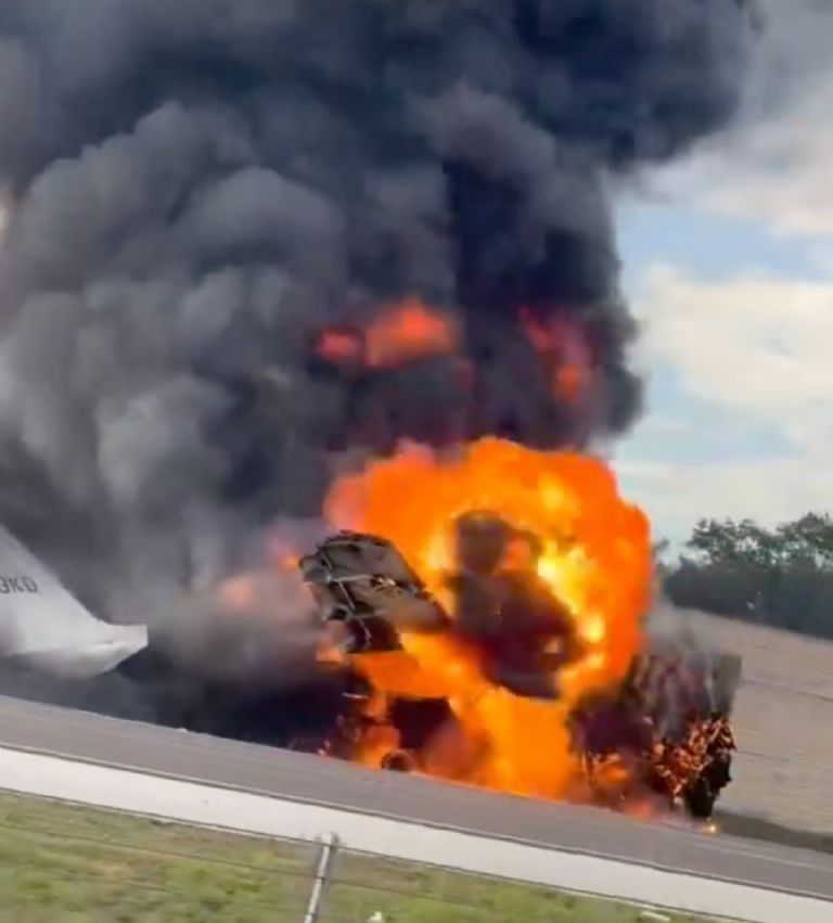 Tragedia en Florida: Avioneta se estrella en autopista dejando dos muertos