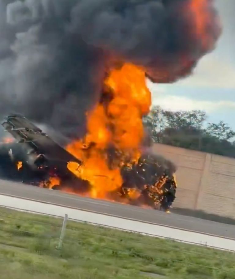 Tragedia en Florida: Avioneta se estrella en autopista dejando dos muertos