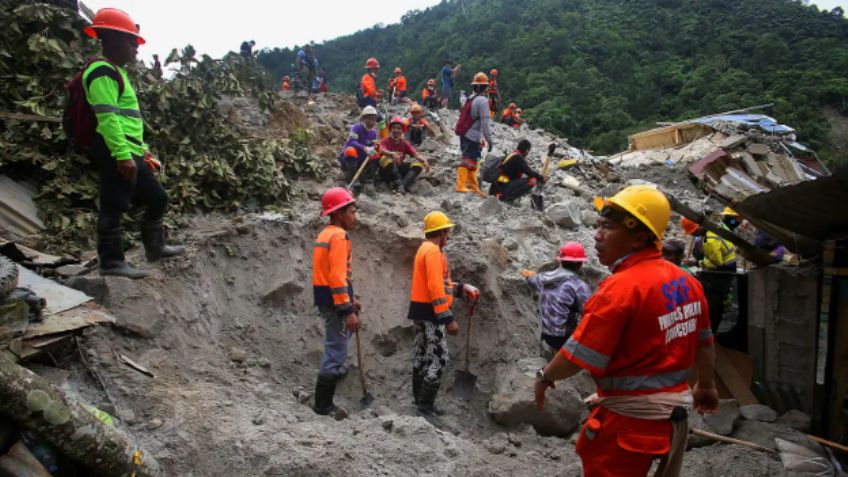 Rescatan a niña en Filipinas; pasó 60 horas atrapada bajo una montaña de tierra