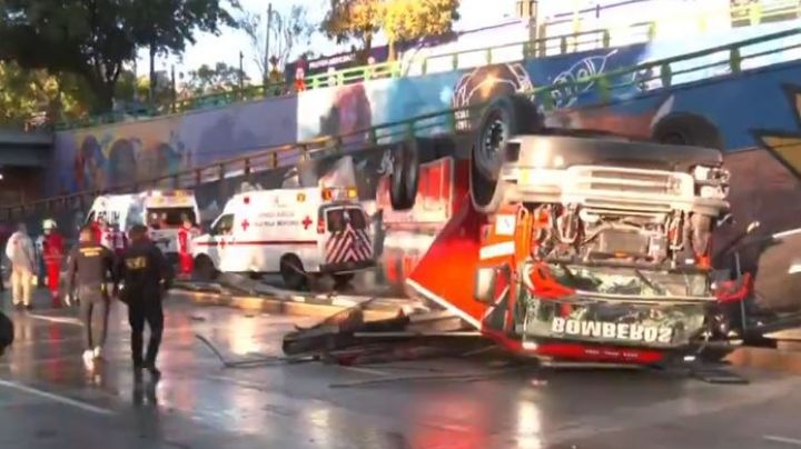 Emergencia en Circuito Interior por volcadura de camión de Bomberos de la Ciudad de México