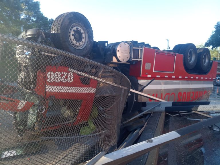 Camión de Bomberos volcado