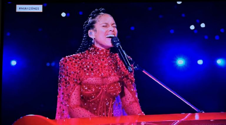 Super Bowl LVIII: Emoción y sorpresas se viven en el Show de Medio Tiempo con Usher