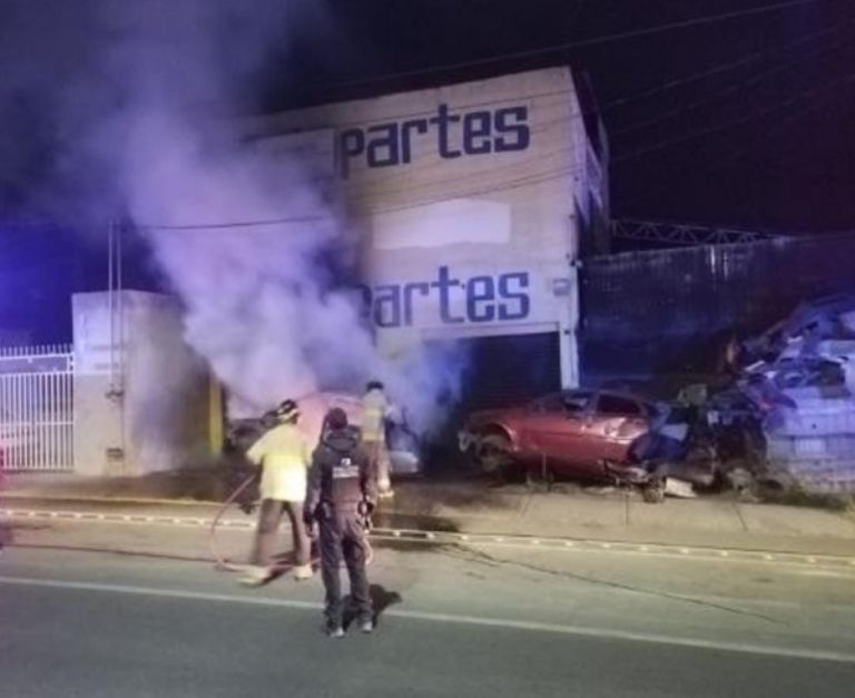 Queman vehículos en Aguascalientes. Foto: Twitter